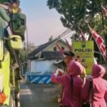 IPTU H. PRASETYO BUDIARTO, S. H, . M. Hum, Kapolsek grati membagikan bendera merah putih Hut Ri Ke -80 1754741867439112-0
