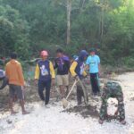 Warga dan TNI Gotong Royong Rapikan Bahu Jalan TMMD di Desa Pekalobean IMG-20250802-WA0019