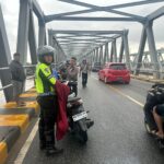 Personel Lantas Polsek Pontianak Timur dan Utara Amankan TKP Tumpahan Minyak di Jembatan Landak IMG-20250809-WA0140