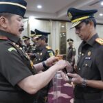 Jaksa Agung Lantik 17 Kepala Kejaksaan Tinggi,Salah Satunya Kajati Kalbar. DR. Emilwan Ridwan, S.H., M.H. IMG-20251023-WA0148