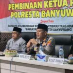 *Kapolresta Banyuwangi Tekankan Waspada Hoaks dan Penguatan Satkamling di Jumat Curhat RT/RW* IMG-20251108-WA0003