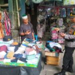 Jaga Ke Khusyukan Natal dan Tahun Baru, Sub Satgas Binmas Sambangi Warga di Pasar Tengah Pontianak IMG-20251226-WA0053