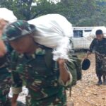 Satgas Gulbencal Kodam I/BB Bersama Yonif TP 905/TS Berjalan Kaki Salurkan Logistik ke Desa Bonan Dolok IMG-20251229-WA0005