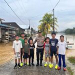 Aksi Humanis Polisi di Lokasi Banjir Ngabang Bikin Anak-Anak Tersenyum IMG-20260111-WA0057