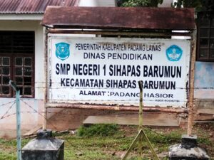 Kepala SMPN 1 Sihapas Barumun Di Duga Alergi Dengan  Wartawan.