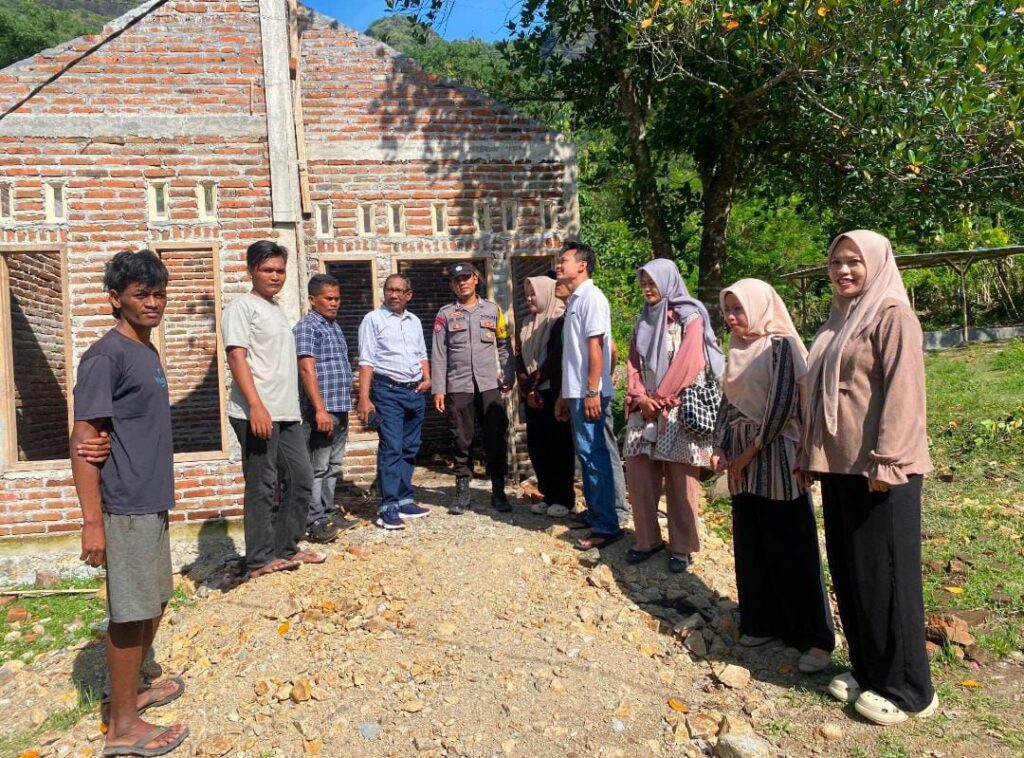 Bhabinkamtibmas Desa Lamusung Dampingi Monitoring Pembangunan RTLH, Wujud Sinergi Warga dan Pemerintah