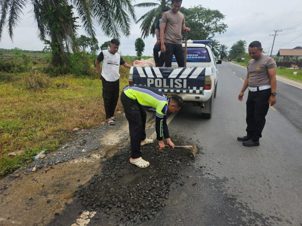 Peduli Keselamatan Pemudik, Kasat Lantas Polres Batola Turun Langsung Perbaiki Jalan Berlubang