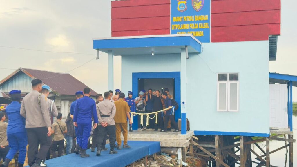 Peresmian Kantor Unit Polair di Desa Bangkau, Kapolda Kalsel Serahkan Bantuan Sosial dan Bibit IkanHulu Sungai Selatan