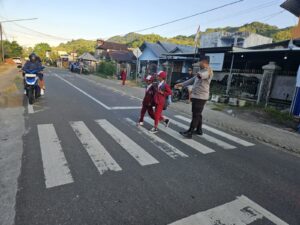 Polsek Sekongkang, Bantu Pelajar Menyeberang Jalan