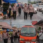 Kapolres Jember Pimpin Langsung Pengamanan Haul Habib Sholeh bin Muchsin Al Hamid di Tanggul PhotoGrid_Site_1775382542131 (2)