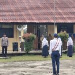 Aiptu Syamsul Pimpin Upacara di SMPN 06 Nanga Pinoh, Tekankan Pembentukan Karakter dan Pencegahan Kenakalan Remaja