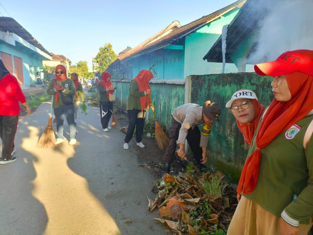 Gotong Royong Warga Bugis, Sinergi Polisi dan Pemerintah Wujudkan Lingkungan Bersih dan Asri