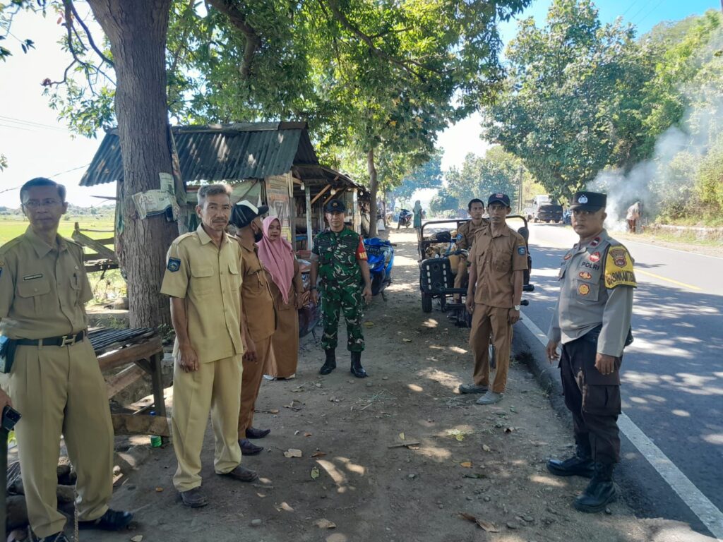 Kawal Kunjungan Wakil Bupati di Lapak Jagung Rhee, Personel Polsek Rhee Intensifkan Imbauan Kamtibmas