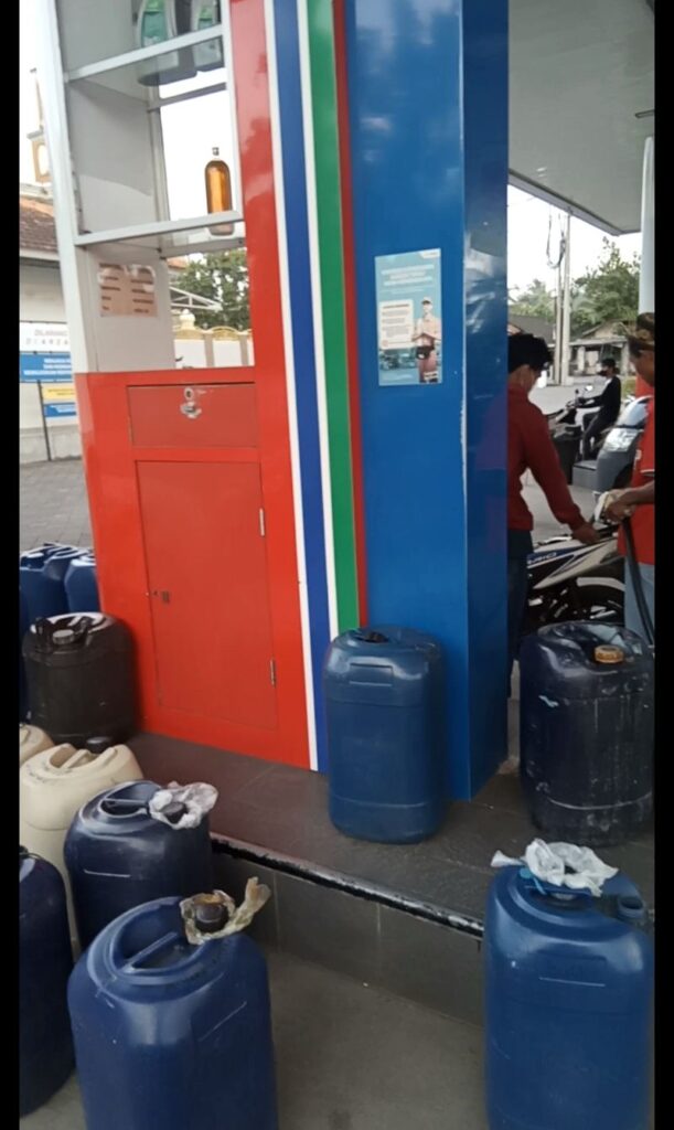 Dugaan Pungutan Liar Pengisian BBM Subsidi Pertalite !Menggunakan Jerigen di SPBU 54.835.15 Desa Darmaji Lombok Tengah