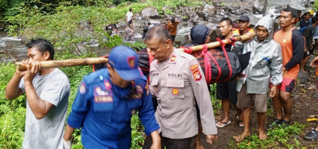 TragediKejadian tenggelamnyaSalah seorang atasnama ROZI HERLIAWAN HENDRI di air terjun Tiu Bombong