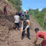 *Babinsa Koramil Alla Kawal Pembersihan Sampah di Pasar Agro Sumillan, Wujud Kepedulian Lingkungan*