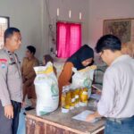 *Bhabinkamtibmas Kawal Penyaluran Bantuan Pangan, Di Desa Paddingin*