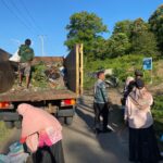 ## Jumat Bersih di Jalur Wisata Pantai Lawar, Polisi dan Warga Kompak Gotong Royong
