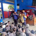 Kepala sekolah TK muslimat NU 2 Gumuk agung Mengajak anak didik Mengunjungi kantor pemadam kebakaran Banyuwangi