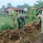 Babinsa Koramil 04-/Galesong Bersama Aparat Desa dan Warga Gelar Karya Bakti Pembersihan Selokan IMG-20260516-WA0012