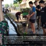 Babinsa Koramil 04-/Galesong Bersama Warga Gelar Karya Bakti Bersihkan Lingkungan Desa Galesong Baru