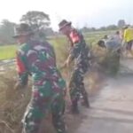 Koramil 07-/Pattallassang Bersama Warga Gelar Karya Bakti Bersihkan Lingkungan Pa’rasangan Beru