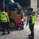 Personel Polsek Kawasan Pelabuhan Laut Tano Intensifkan Pemeriksaan Kendaraan Dan Penumpang Di Pelabuhan Poto Tano IMG-20260521-WA0021