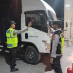 **Personel Polsek Kawasan Pelabuhan Laut Tano Intensifkan Pemeriksaan Kendaraan dan Penumpang di Pelabuhan Poto Tano** IMG-20260521-WA0073
