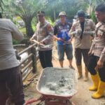 Polri Hadir untuk Masyarakat, Polres OKI dan Brimob Turun Langsung Perbaiki Jembatan Rusak di Pampangan. 