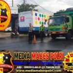Petugas Satlantas Polresta Banyuwangi Tengah Melakukan Pengaturan Lalu Lintas di Kemacetan Ketapang Polish_20260521_201040188