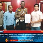 Penyerahan Tersangka dan Barang Bukti Kasus Lakalantas di Kejari Nabire Setelah Berkas Dinyatakan P.21 567302