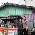 Di Bawah Terik Matahari, Polisi Sambangi Pedagang Es Teh: ‘Jaga Kebersihan, Tetap Semangat!