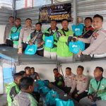 Wujud Kepedulian : Satlantas Jember Bagikan Sembako ke Ojol di HUT Bhayangkara ke-80