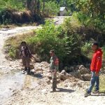 Babinsa Koramil 1621-01/Kota SoE Kawal Pembangunan Jembatan Beton Penghubung Desa Kuatae dan Kelurahan Cenan.