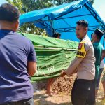 Bhabinkamtibmas Polsek Gal Sel Usung Jenazah Warga Binaan, Wujud Nyata Kepedulian Polri. Di Tengah Masyarakat
