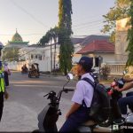 Satlantas Polres Takalar Tegur Humanis Pelajar Pengguna Sepeda Listrik Tanpa Helm Saat Pengaturan Arus Lalu Lintas