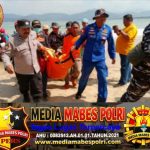 Polresta Banyuwangi Bersama Tim Gabungan Evakuasi Korban Terseret Ombak di Perairan Pulau Merah Polish_20260718_152053636
