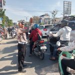 POLANTAS POLSEK KERTAK HANYAR SIGAP ATUR ARUS LALU LINTAS DI PASAR A. YANI KM 7, MASYARAKAT APRESIASI DEDIKASI PETUGAS img202607120912318424518926526417074