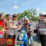 Sambut HUT ke-81 RI, Polda Kalteng Bagikan Bendera Merah Putih ke Pengendara