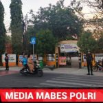 Hadir Berikan Rasa Aman di Jam Rawan Pagi, Sat Samapta Polres Sumbawa Atur Lalin dan Sebrangkan Anak Sekolah