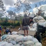 Bhabinkamtibmas Desa Rarak Ronges Dampingi Panen Jagung Tahap III, Pastikan Hasil Petani Terserap Pasar
