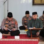 Polres Melawi Gelar Binrohtal, Perkuat Keimanan Personel dan Berbagi Santunan Kepada Santri