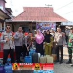 Kapolres Kayong Utara Salurkan Air Bersih Bagi Warga Terdampak Ke Keringan di Simpang Hilir