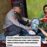 Polsek Kawasan Pelabuhan Samarinda Tebar Kepedulian Lewat Jumat Berbagi, Warga Sungai Dama Terima Bantuan Sosial