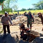 Bhabinkamtibmas Polsek Polut Bersama TNI Dan Warga Gotong Royong Bangun Jembatan Merah Putih IMG-20260809-WA0017