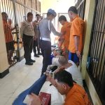 Wakapolres Sumbawa Barat Bersama Piket Jaga Lakukan Pengecekan dan Pembinaan Warga Rutan Polres KSB
