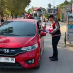 Semarak HUT RI ke-81, Polres Kukar Bagikan Ratusan Bendera Merah Putih kepada Masyarakat. IMG-20260816-WA0013