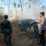 Polsek Samboja Bersama Tim Gabungan Padamkan Sisa Karhutla di Eks Tambang PT Fazar Utama Abadi.