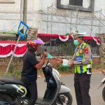 Cegah ISPA Akibat Kabut Asap, Polres Melawi Bagikan Masker kepada Masyarakat IMG-20260827-WA0005
