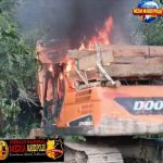*Eksavator Diduga Milik Penambang Emas Ilegal Di Lore-Selatan Dibakar Warga*